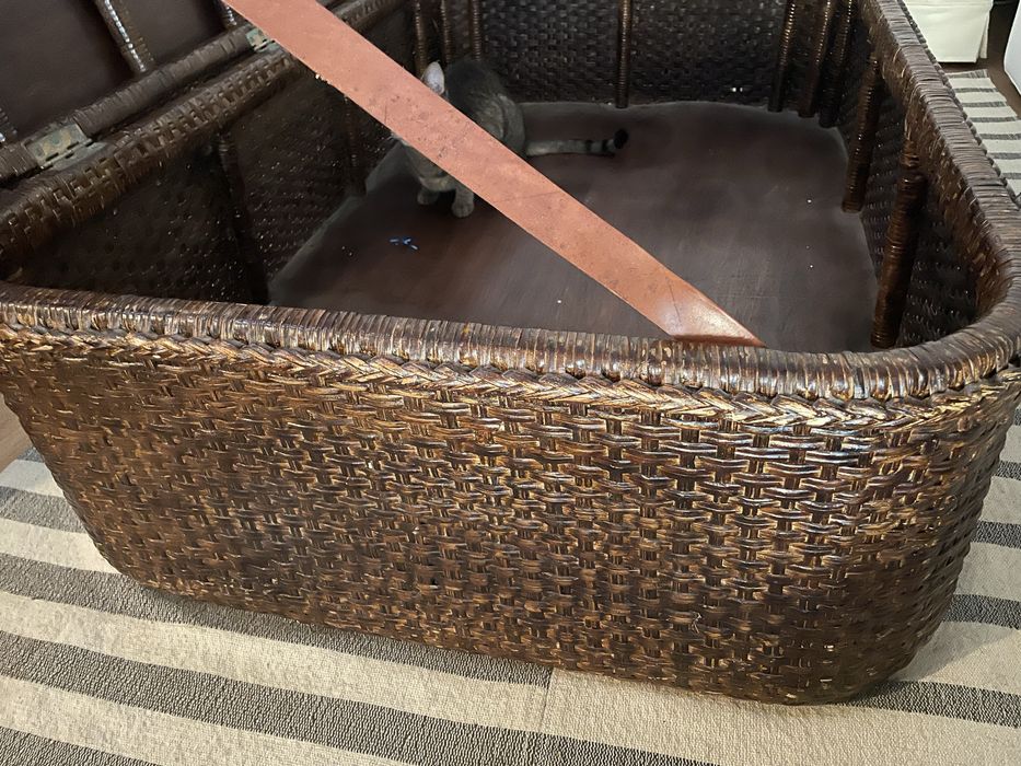 Mesa/baú da Loja do Gato Preto