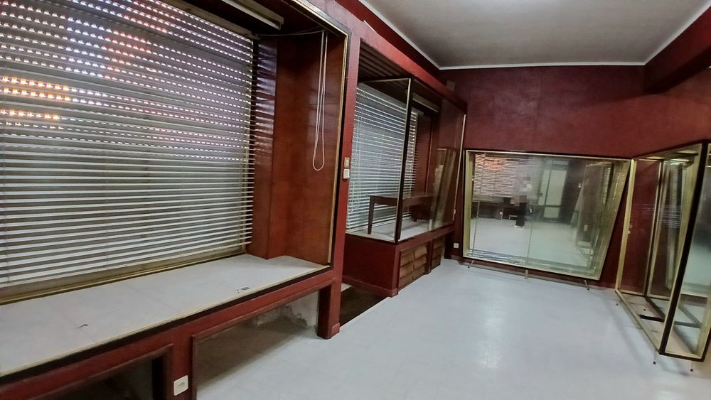 Arrenda-se loja no centro de CACIA próximo a estação CP, toda esquina