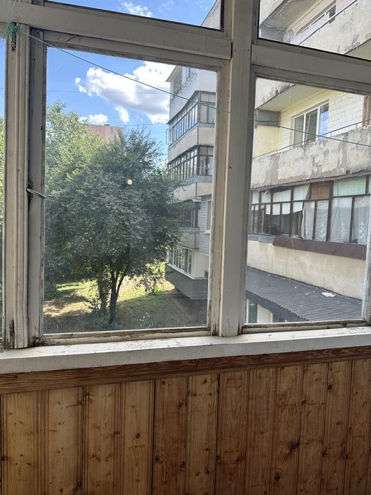 Продається 3 кім чешка в районі Комарова на 2 поверсі