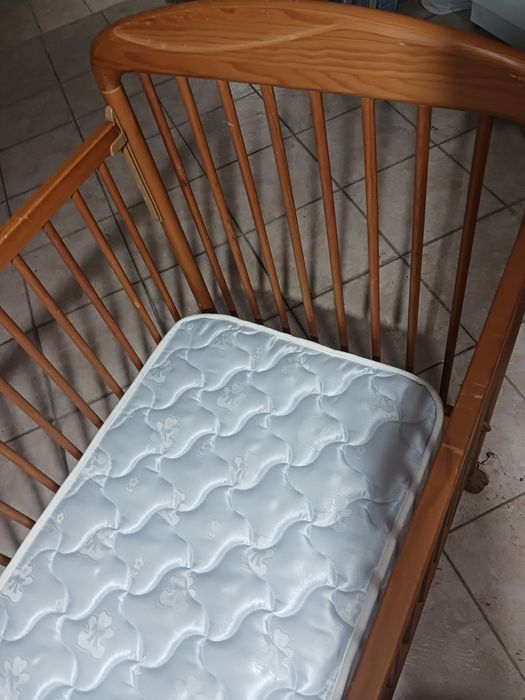 Cama de bebé com colchão. Novo (quase)
