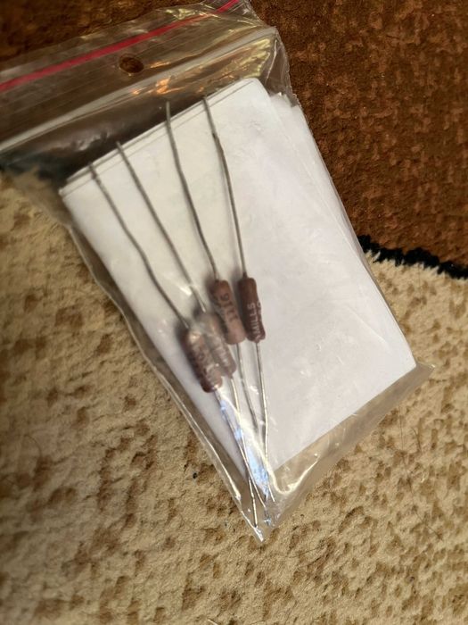 Rezystor	Mills 5W-0R82 1% 1.8 ohma, MRA05F 0808 Dwie sztuki