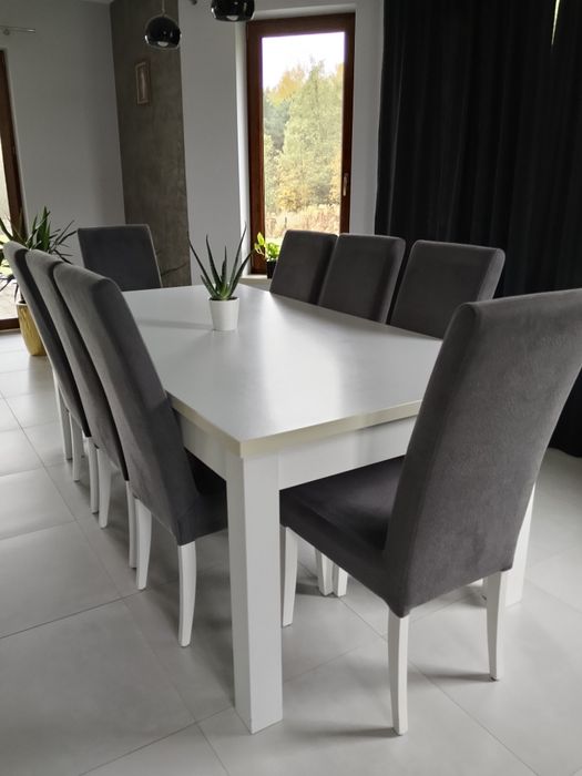 Stół rozkładany krzesła