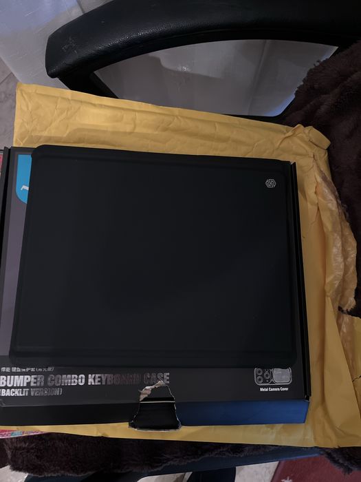 Capa com teclado Nilkin para Ipad