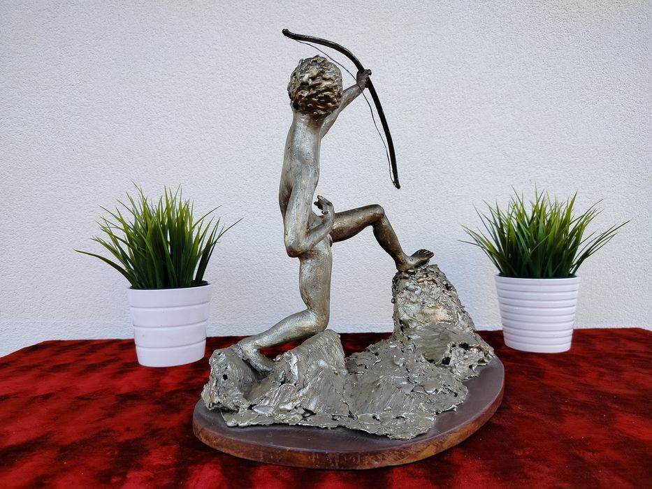 Strażnik Celu — Monumentalna Ręcznie Wykonana Rzeźba Łucznika