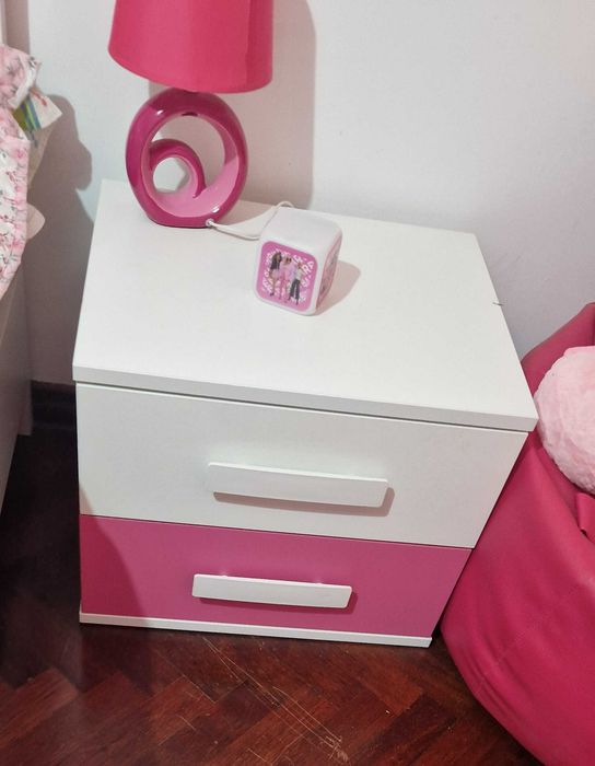 Mobilia quarto branco e rosa