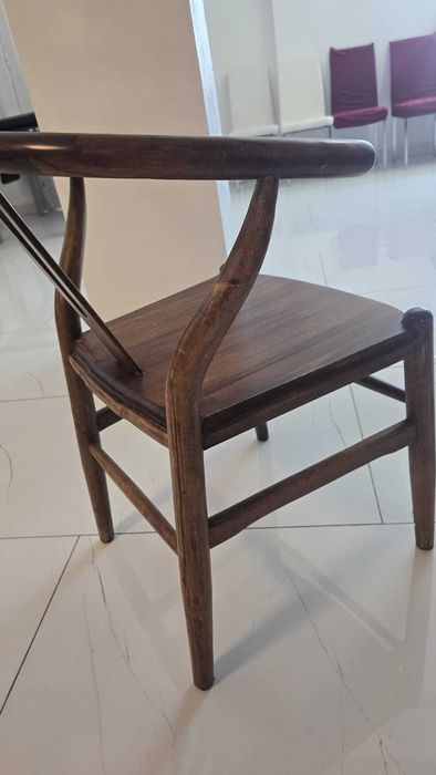 Conjunto Exclusivo: Mesa de Madeira Maciça com Bordas Naturais + 12 Cadeiras Wishbone