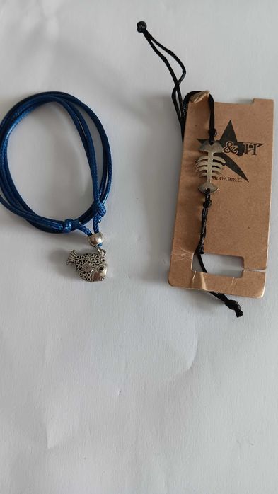 Pulseiras com motivos de praia.