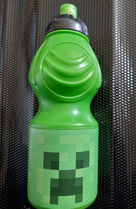 Bidon Minecraft nowy, do szkoły

Oryginalny i kolorowy bidon marki As