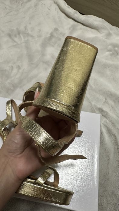 Босоніжки туфлі в золоті  нові