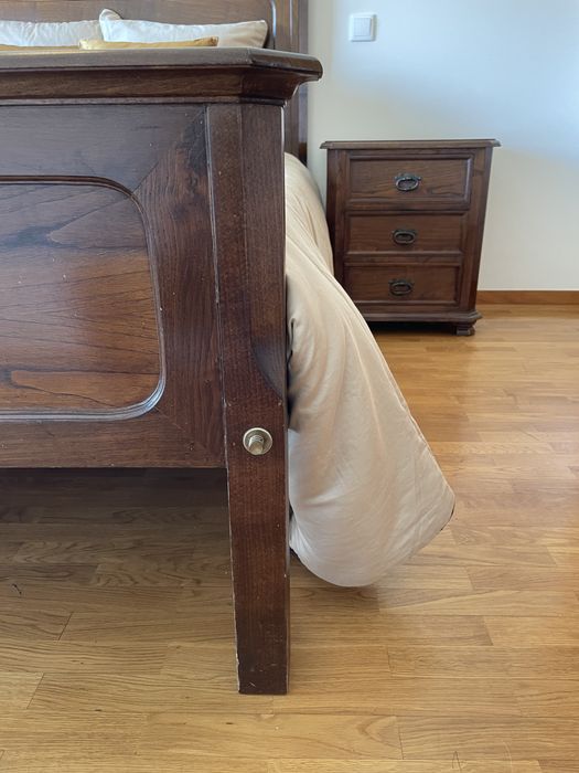 Cama casal (colchão) e mesinhas castanho