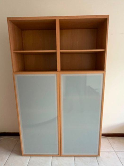 Estante / Vitrine efeito faia com portas de vidro fosco — [L]120.5 x [P]41.5 x [A]193.5 cm