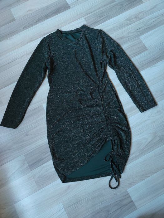 Sukienka na sylwestra zielona z błyszczącą nitką