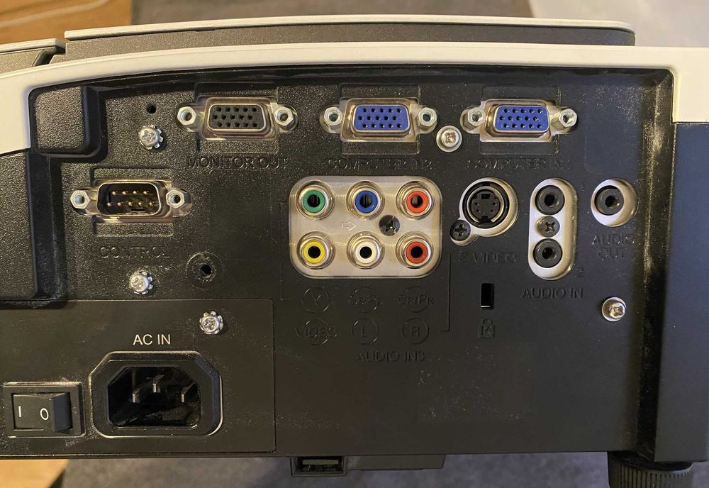 Projektor krótkoogniskowy Hitachi ED-A101 + dodatkowa lampa + pilot