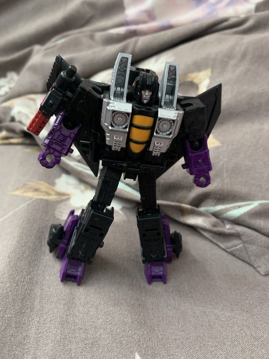Фігурка-трансформер Hasbro Transfromers Legacy Skywarp