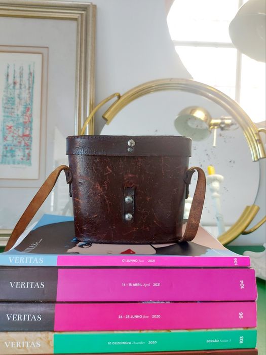 Binóculos antigos com bolsa em pele