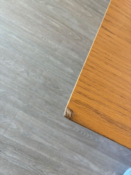 Mesa de jantar em folheado de carvalho, 2m – com sinais de uso