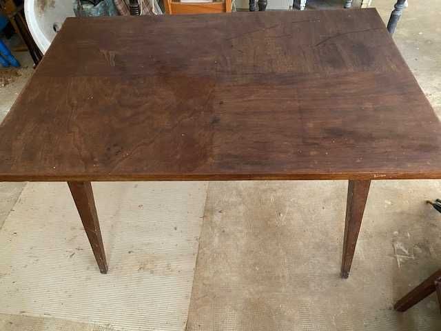 Mesa de refeições, estrutura em madeira maciça, modelo pés de palito