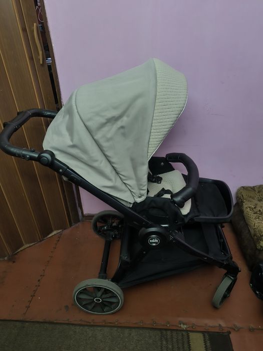 Срочно продам детскую каляску 2в1