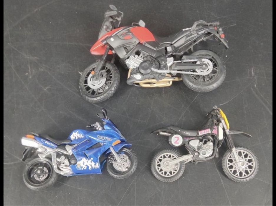 Lote com mais de 25 carrinhos e motas em miniatura