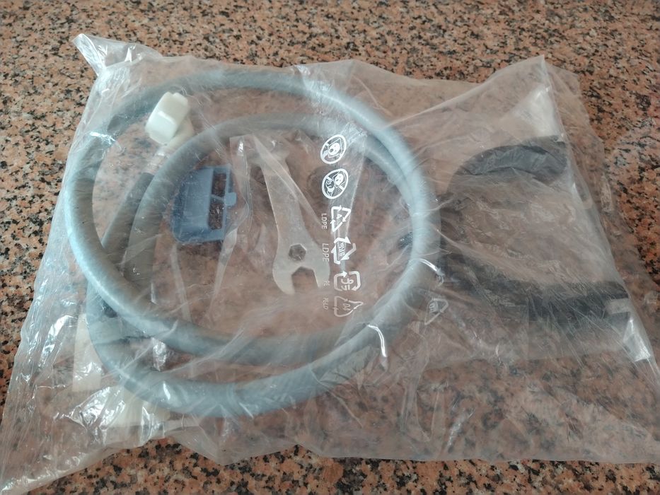 Mangueira de entrada de água para máquina de lavar.