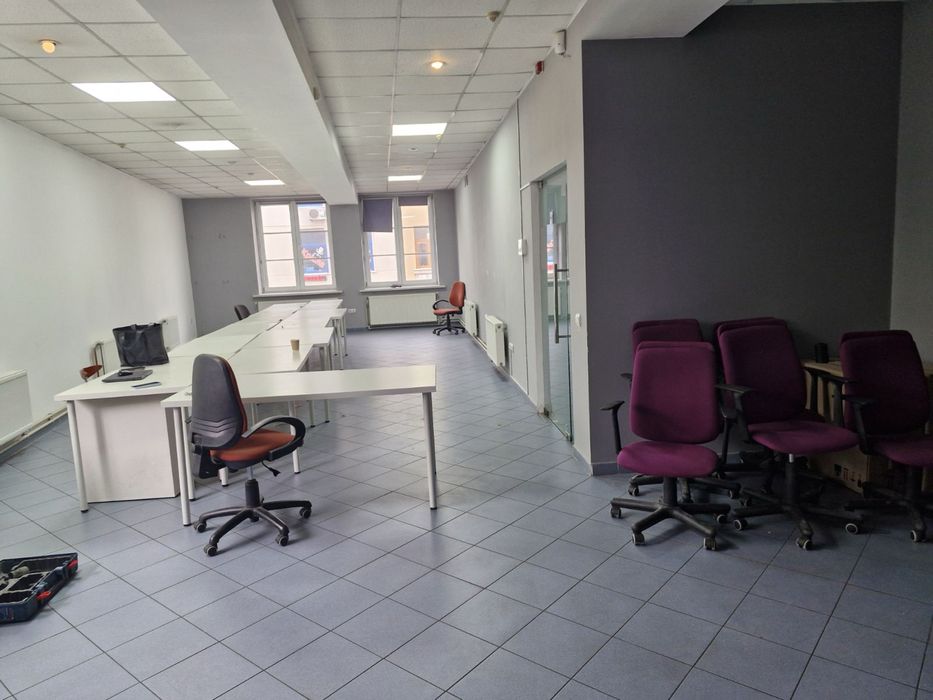 Продам в центрі приміщення офісне