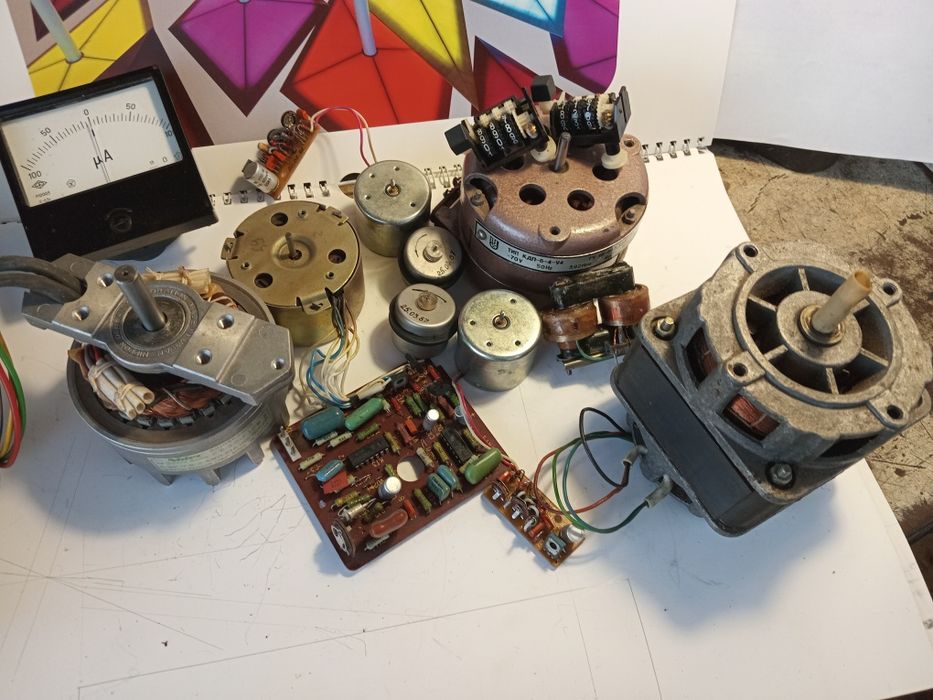 Электродвигатель может применяться в кассетных магнитофонах.