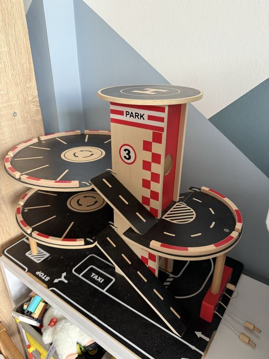 Дитяча деревяна парковка