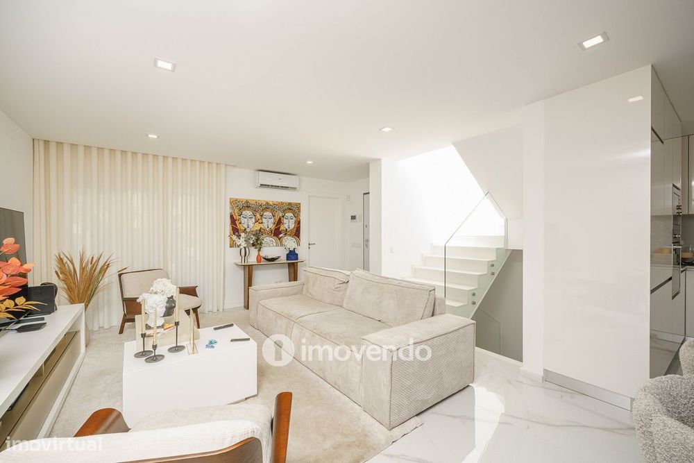 Moradia T3+1 moderna, com piscina e garagem, na Caparica