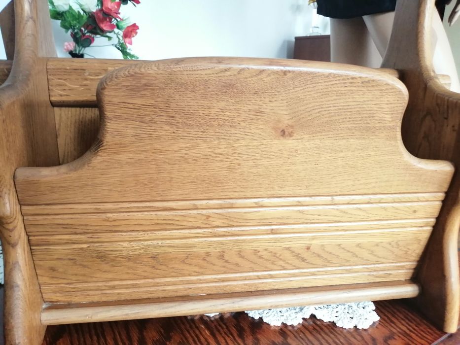 Dębowy gazetnik, solidny i ciężki.