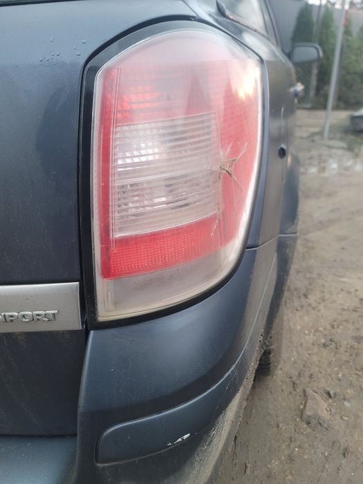 Продам задний правый фонарь на Opel Astra H универсал