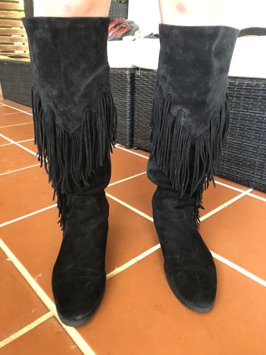 Botas pretas em pele