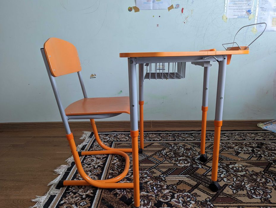 Школьная парта и стул