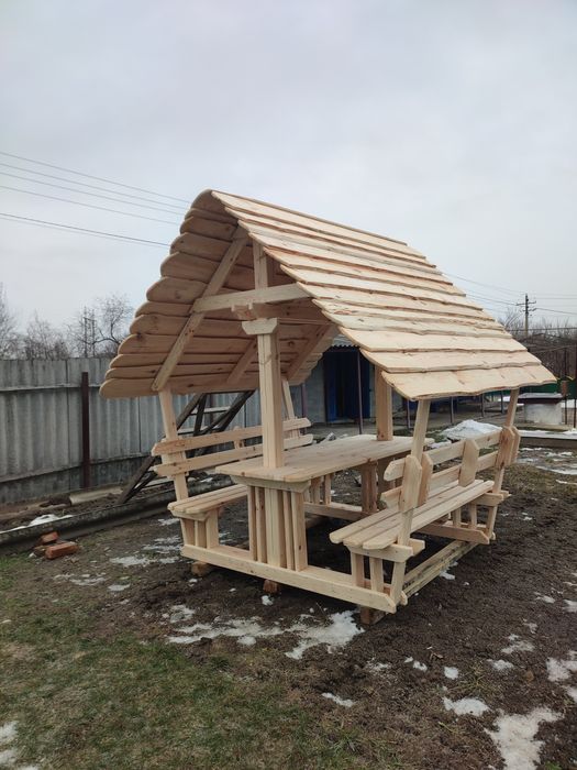 Стіл садовий під дахом