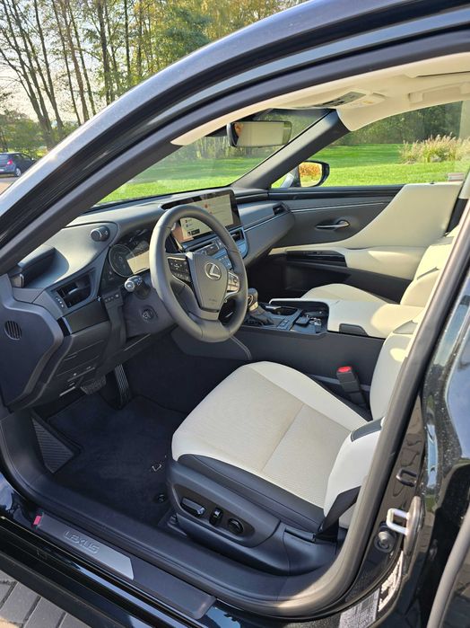 wynajem samochodów Renault Trafic long, Lexus ES 300h