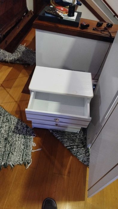 Guarda fatos e 2 mesinhas cabeceira e cama