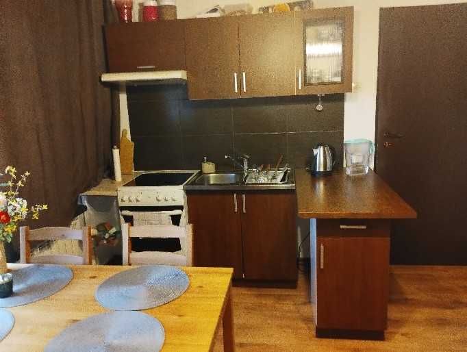 Duży pokój 22m2 z aneksem kuchennym wewnątrz