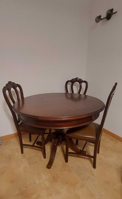 Mesa de jantar e 4 cadeiras estilo clássico