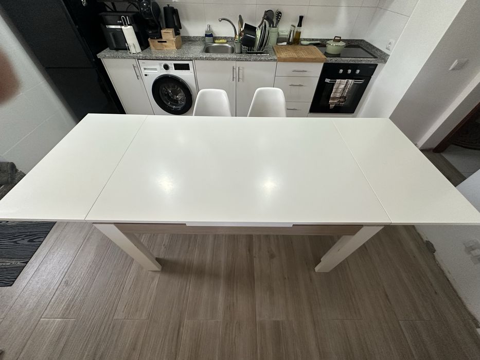 Mesa de jantar extensivel usada com 4 cadeiras