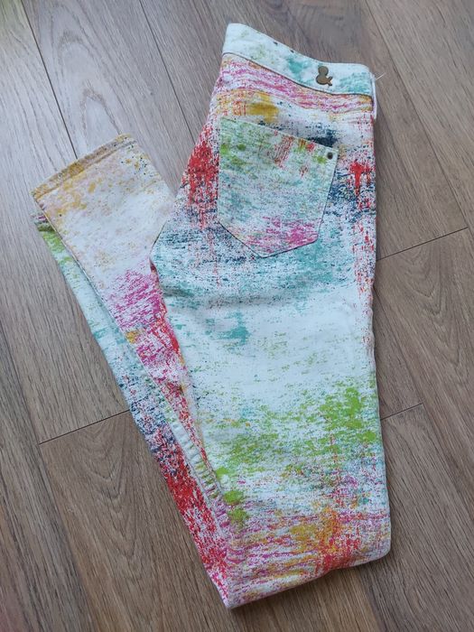 Kolorowe spodnie jeansowe firmy H&M