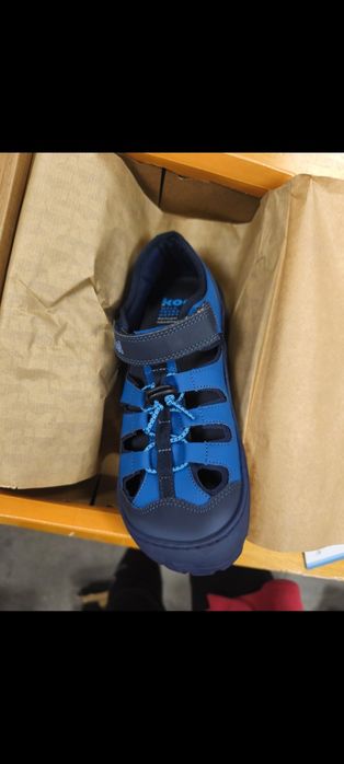 Koel Madison barefoot