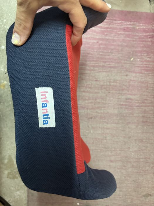 Assento de crianca azul e vermelho