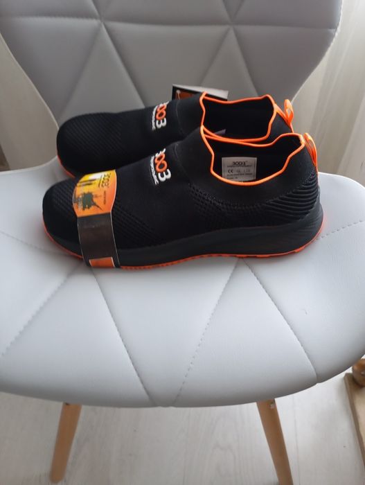 Літні кросівки з металевими вставками и носках. Спец взуття