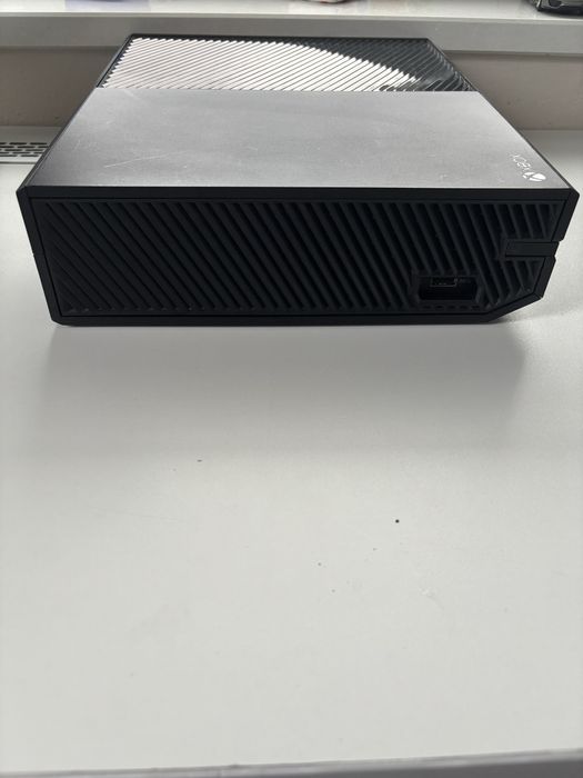 Xbox One 1 TB  stan idealny