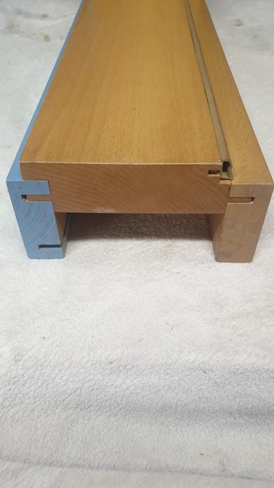 Głowice do ościeżnic z regulowaną opaską