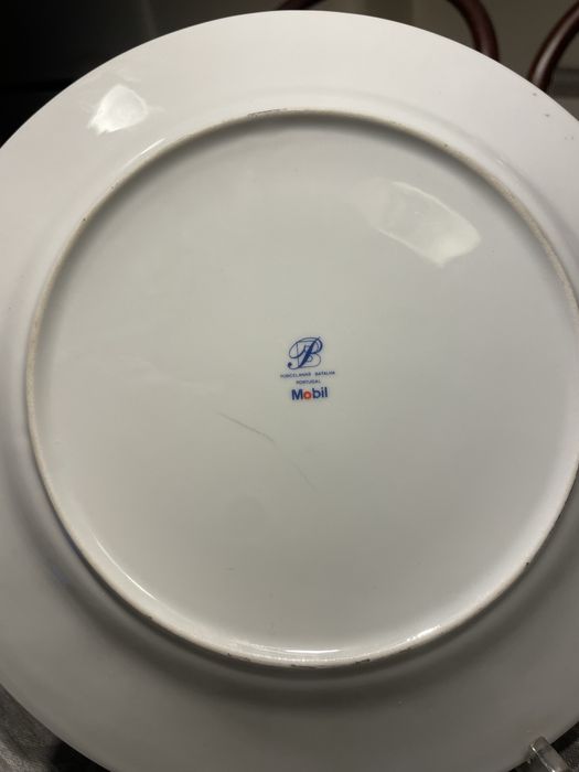 Prato de porcelana da marca Mobil