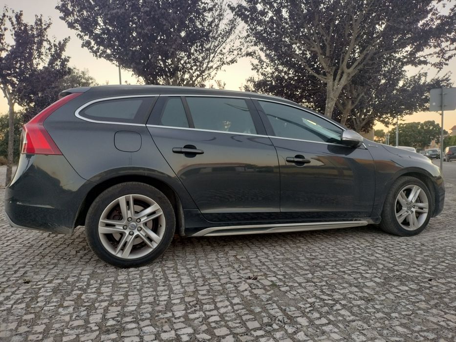 Volvo V60 D6 Plug-in Hybrid AWD (Diesel-Elétrico) – Full Extras