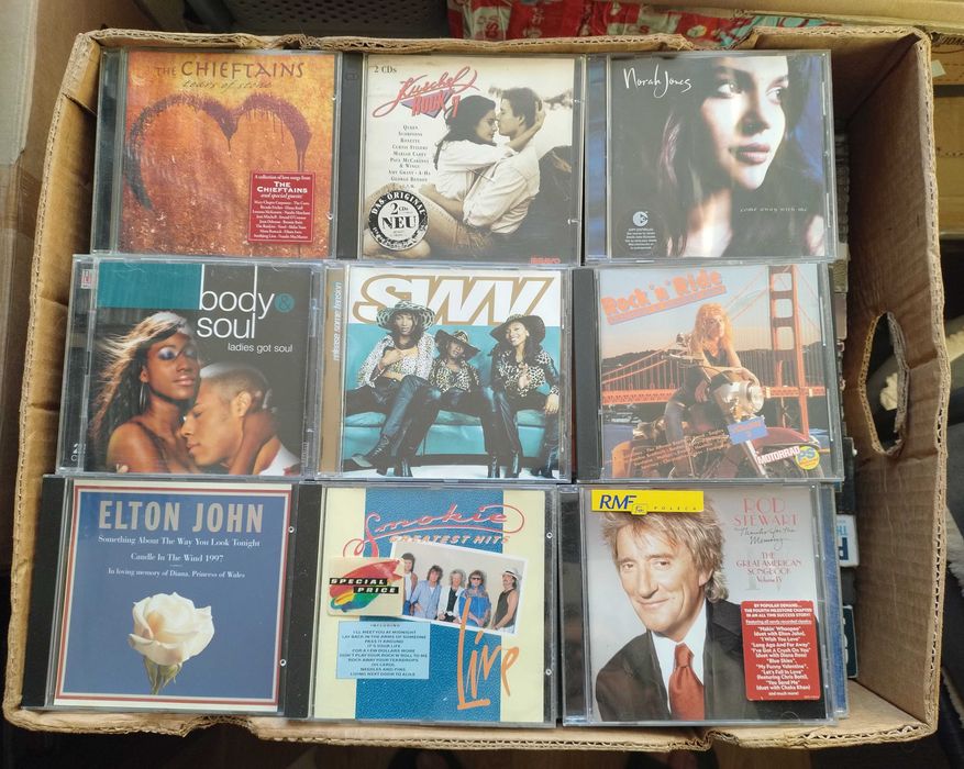 Płyty CD 6 kartonów 1100 sztuk