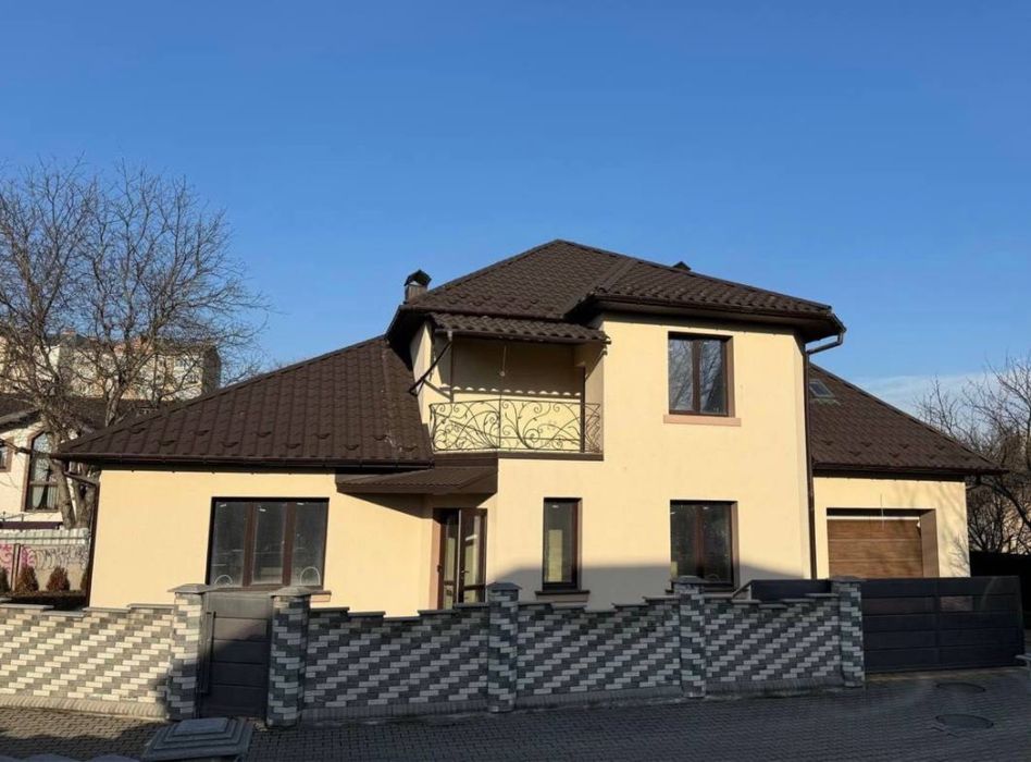 Сучасн.котеж закритою територ.в р-н нових котед. поруч центр.частини.