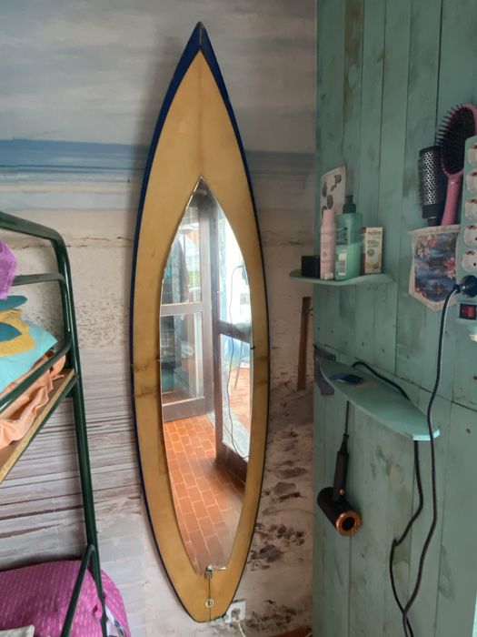 Quarto completo, motivo de surf
