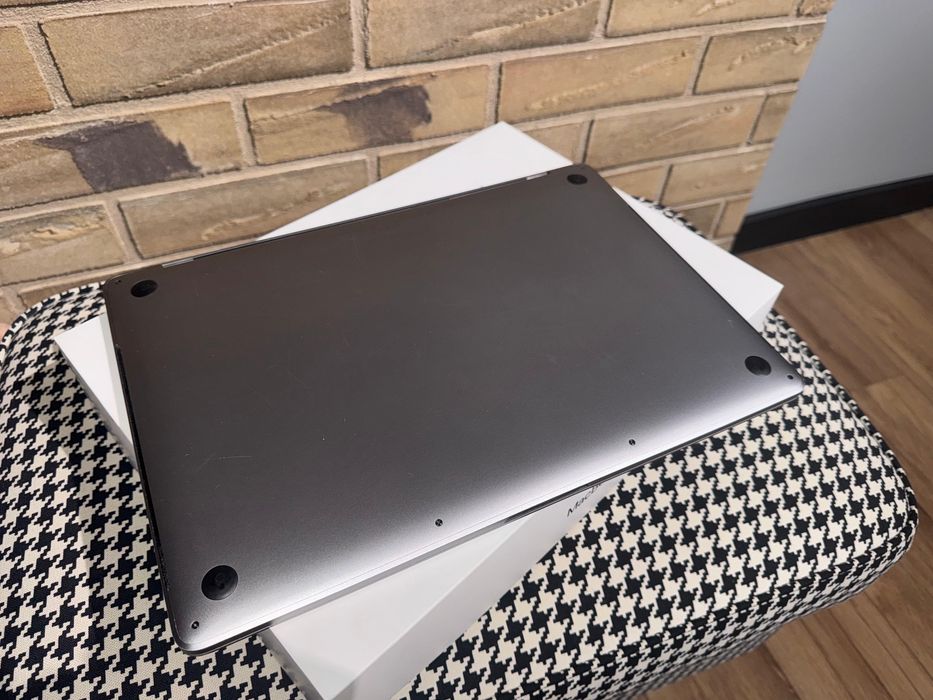 MacBook Pro 15 model A1990 16GB RAM - 256GB - w super stanie